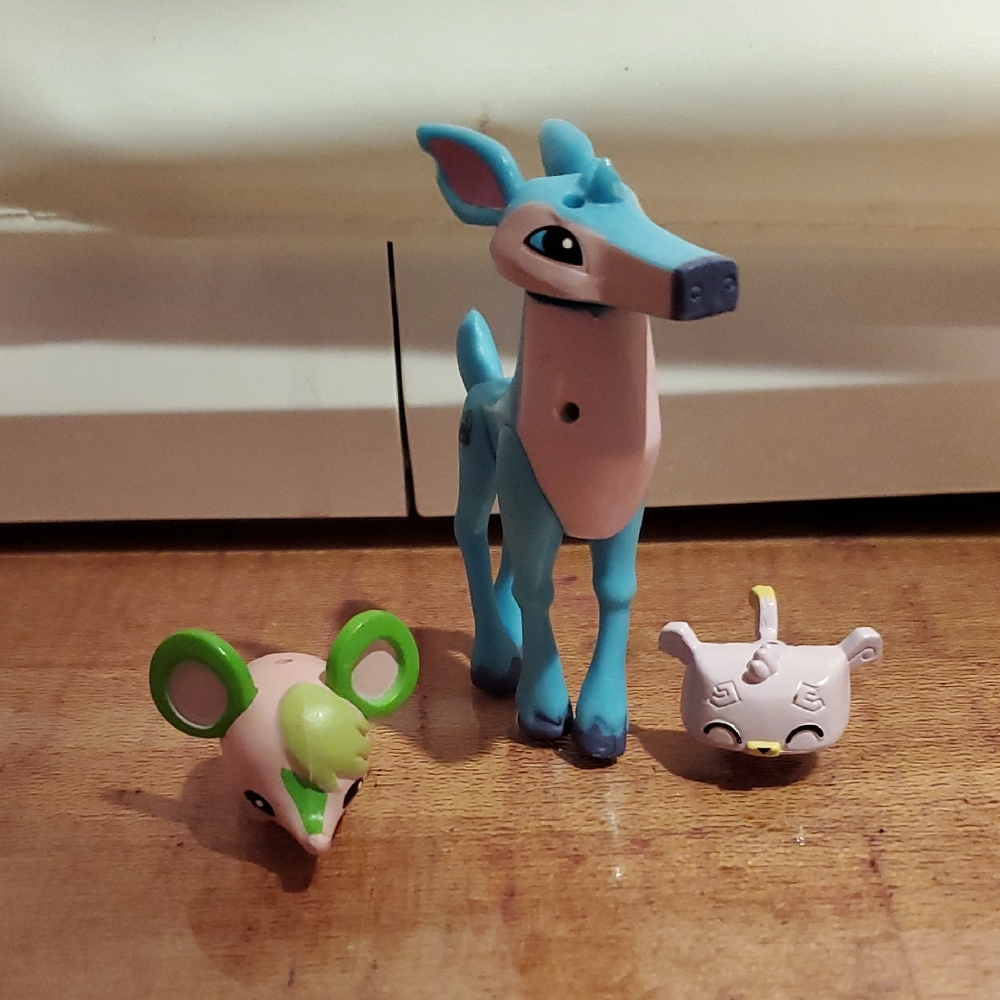 Free - Small Lot Of Animal Jam Figures